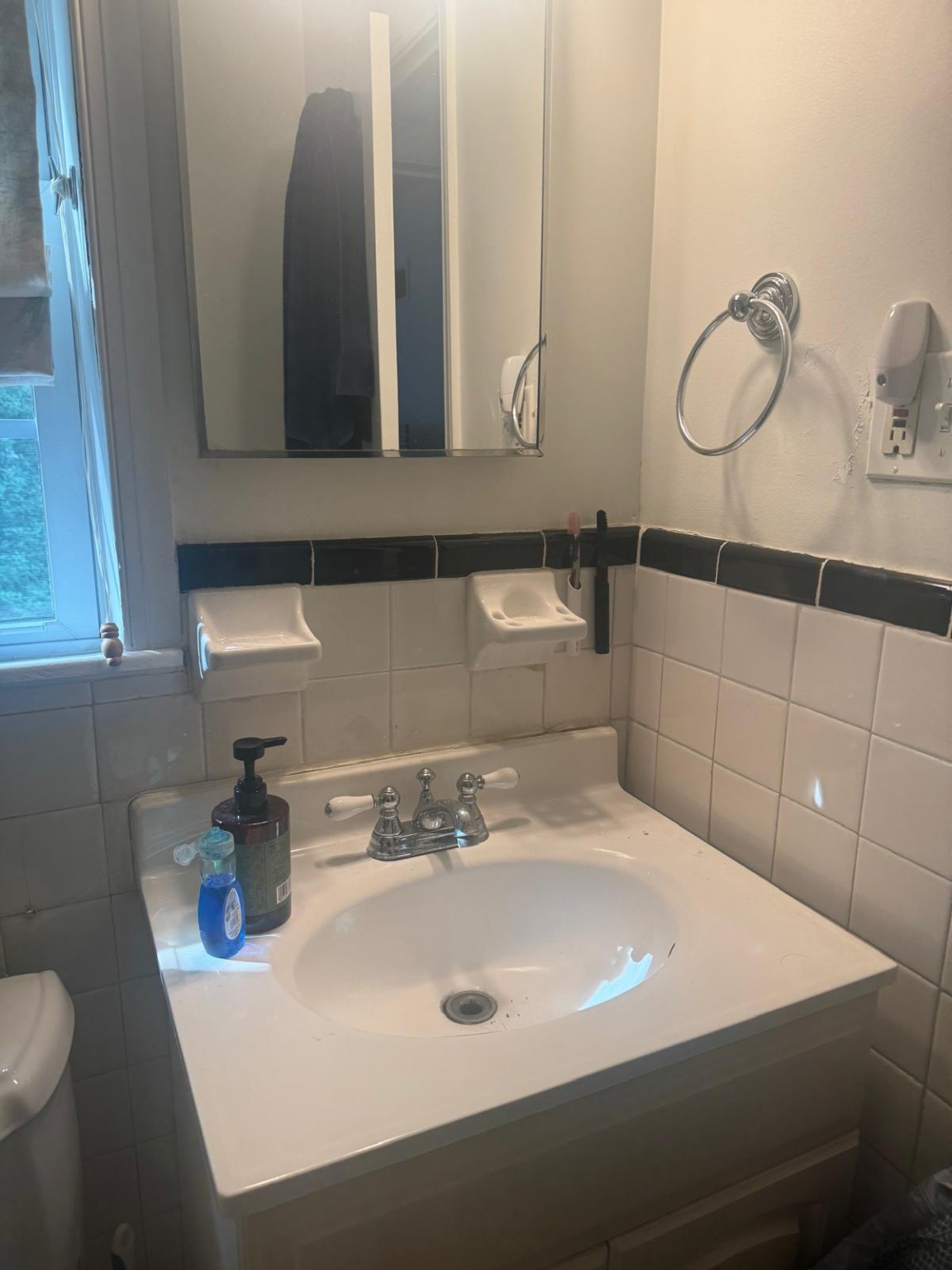 Clean bathroom sink